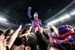 Lionel Messi se volvió loco, se subió a una publicidad y celebró con la afición del Barcelona.