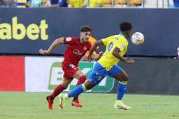 El delantero catracho Antony Lozano en acción con el Cádiz frente al Osasuna en LaLiga de España. Foto cortesía Cádiz