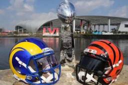 Hermosa postal de los cascos de los equipos que disputarán la final del Super Bowl 2022.