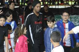Ronaldinho desató una locura en Guatemala y en Honduras se espera lo mismo.