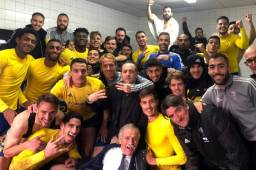 El Choco Lozano con sus compañeros del Cádiz festejando en camerinos el pase a la segunda ronda de Copa del Rey. Foto @Cádiz_CF