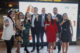 Ejecutivos de Banco Atlántida presentes en el lanzamiento de la promoción mundialista.