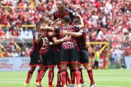 Loa jugadores del Alajuelense celbran uno de los goles anotados ante Herediano.