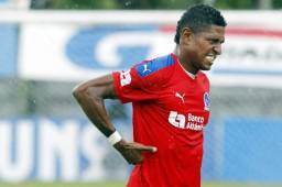 El delantero Carlo Costly se lamenta tras recibir el impacto del defensor del Marathón, Caue Fernandes, quien le fracturó las costillas. Foto archivo DIEZ