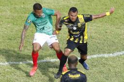 El volante de contención, Luis Garrido, no dejó hacer nada a Mario Martínez en el clásico sampedrano que se llevaron los verdes. Fotos Neptalí Romero