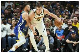 os Warriors tuvieron como su líder encestador al base Stephen Curry, con 30 puntos, pero falló 10 de 16 intentos de triples, y repartió seis asistencias.