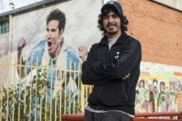 El argentino Diego Vallejos, amigo de la infancia de Lionel Messi, posa afuera de la escuela primaria General Las Heras, a la que ambos concurrieron, durante una entrevista con la AFP en Rosario, Argentina, .