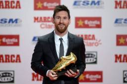 Leo Messi con su cuarta Bota de Oro que lo cataloga como el máximo goleador europeo de la pasada temporada donde marcó 37 goles. Foto AFP