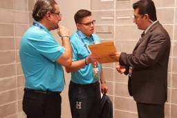 Momento en que Gerardo Ramos, gerente de la Bicolor, entrega una protesta a autoridades de Concacaf por alineación indebida de Florent Malouda.