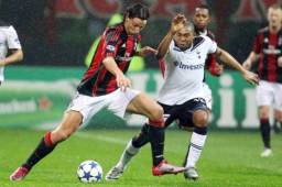El volante hondureño Wilson Palacios en plena competencia en 2010 con la camisa del Tottenham enfrentando al Milan cuando jugaba Zlatan Ibrahimovic.