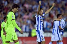 Gerard Gumbau, exBarcelona festeja el triunfo ante el Barça con Piqué atrás. FOTOS AFP