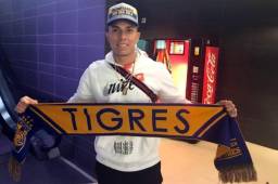 Carlos Salcedo ya posó con una bufanda con los colores de Tigres.