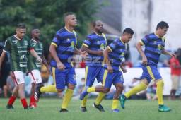 El volante Walter 'Zurdo' Hernández celebrando el gol del triunfo del Marathón en la final de veteranos frente al Marathón en San Pedro Sula. Fotos | Neptalí Romero