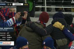 ¡Relajado con el 3-0! DT de EUA Gregg Berhalter se toma selfie con aficionados en pleno juego con Honduras