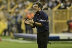 Hugo Pérez intenta canalizar de la mejor forma la presión de El Salvador en su juego contra Honduras el domingo en el Cuscatlán.