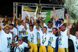 El Súper Calidad se coronó campeón de la Liga de Veteranos de La Pradera y celebró su título por todo lo alto. FOTOS: Amílcar Izaguirre.