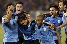Los jugadores de Uruguay celebran el gol que los ponía a ganar sobre Paraguay en su visita a Asunción. Foto AFP