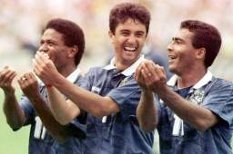 Esta es la imagen donde Bebeto celebra el gol con Romario y otro compañero dedicado a su hijo recién nacido que ahora firmó un contrato millonario.