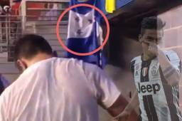 Dybala brindó firmas para los aficionads y una bandera de Honduras se aprecia en la grabación.