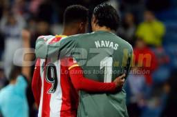 Este fue el momento cuando el portero del Real Madrid, Keylor Navas, le dio aliento al hondureño Choco Lozano tras la derrota sufrida en el Bernabéu. Foto cortesía
