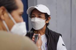 Reina Varela llegó temprano al estadio Nacional de Tegucigalpa (A eso de las 11:30 am), era la primera que estaba parada frente al portón número 10 del sector de Sol Este.