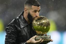 A sus 34 años, Karim Benzema fue galardonado con el Balón de Oro 2022 y lo presentó al Bernabéu.