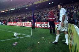 Figo aprovechó los objetos que le tiraron en el Camp Nou para ganar dinero. Esta imagen en el Camp Nou le dio la vuelta al mundo.