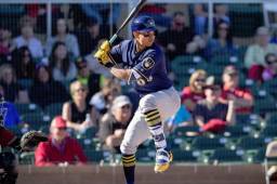 Mauricio Dubón tendrá que esperar en el banquillo, aguardando la oportunidad de realizar su debut en la MLB.