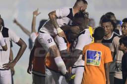 Los jugadores del Honduras Progreso celebran la salvación con gran algarabía.