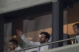 Lionel Messi miró el partido junto a Manuel Lanzini, jugador de la Premier League.