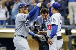 Los jugadores de los Dodgers de Los Ángeles celebran el triunfo sobre los Cerveceros que pone la serie empatada a uno por bando. Fotos AFP