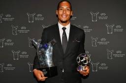 El holandés del Liverpool, Virgil Van Dijk, mostrando los premios como mejor defensor de Europa y mejor jugador de la UEFA. Foto cortesía Uefa.com