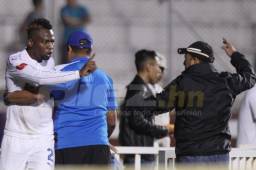 Momentos cuando Osman Madrid y Kevin Álvarez se discutían en el partido contra Marathón tras ser expulsado. Foto DIEZ