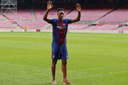 Yerry Mina se quitó los botines durante su presentación como nuevo fichaje azulgrana.