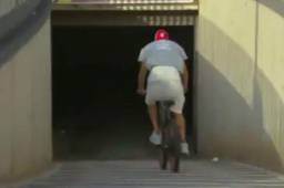 Gerard Piqué ha sorprendido a todos al llegar en 'bici' al estadio Camp Nou para el derbi de Barcelona.