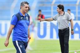 Los entrenadores argentinos, Diego Vázquez y Héctor Vargas, ni se voltearon a ver antes de iniciar el partido en el estadio Olímpico. Fotos Yoseph Amaya