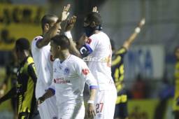 Olimpia celebra su cuarto triunfo seguido sobre Real España en el estadio Morazán. Foto: Neptalí Romero.