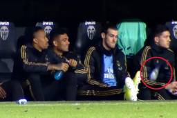 Bale se puso a jugar con una botella de agua y le restó importancia a los sucedía con sus compañeros sobre el campo.