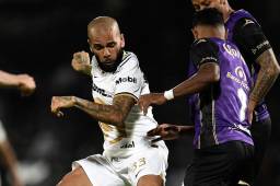Dani Alves debutó en el fútbol mexicano y da asistencia en agónico empate de Pumas.