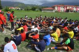 Francisco 'Chico' Pavón inició con la tarea de reclutar prospectos para el Vida. Más de 180 jugadores se dieron cita al primer día de trabajos. Fotos Samuel Zelaya