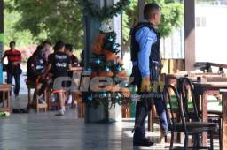 Un elemento de la policía cuida a los jugadores en el entrenamiento que se realiza en Amarateca, Francisco Morazán. Foto Ronal Aceituno