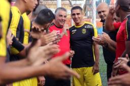 Jorge Claros cumplió años este día y le hicieron un pasillo sus compañeros. Foto: Neptalí Romero.