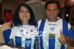 Don Francisco y Susana Alguera volaron cerca de 20 horas para poder ver a la selección de Honduras. FOTO Delmer Martinez.