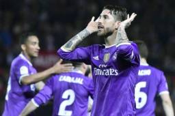 Sergio Ramos celebrando con polémica ante un sector de la afición del Sevilla.