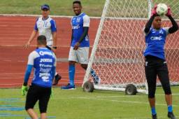Romell Quioto caminó alrededor del campo y evidenció sus problemas de rodilla, por lo cual es casi un hecho que no jugará el martes contra Ecuador.