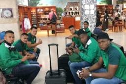 Los jugadores del Monstruo, Carlos Discua, Jorge Cardona, Kevin Espinoza, Arboleda, Bodden, Bryan Martínez y Chama Córdoba en el aeropuerto.