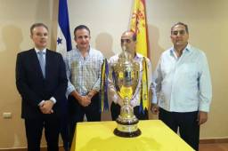 El embajador de España, Guillermo Kirkpatrick, junto a los dirigentes del Real España donde le presentaron la Copa 12 que conquistaron tras vencer al Motagua.