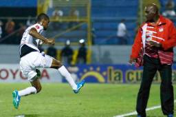 El delantero del Olimpia, Jerry Bengtson, intenta contener la pelota pero en la acción choca con el entrenador del Vida, Raúl Martínez Sambulá. Foto Neptalí Romero