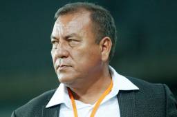 El profesor Carlos Tábora dirigiendo a la Selección de Honduras en el partido contra Emiratos Árabes. Fotos AFP