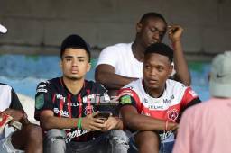 Isaac Castillo con la camiseta del Alajuela que Bryan Félix, actual jugador de los rojinegros le regaló. Foto: Yoseph Amaya.